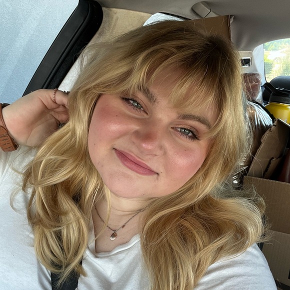 Meet your Posher, Hannah - Picture 2 of 2